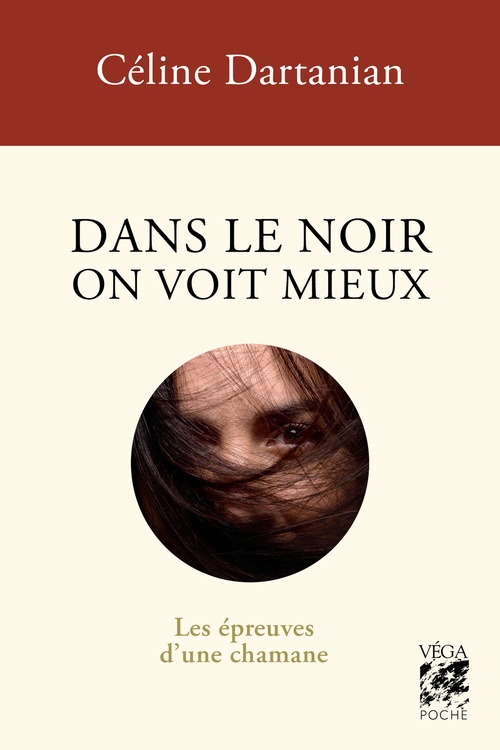 Couverture ebook de Dans le noir on voit mieux - Les épreuves d'une chamane, de Céline Dartanian