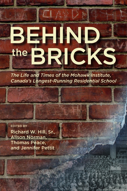 Couverture ebook de Behind the Bricks, de Richard W. Hill Sr., Alison Norman, Thomas Peace, Jennifer Pettit
